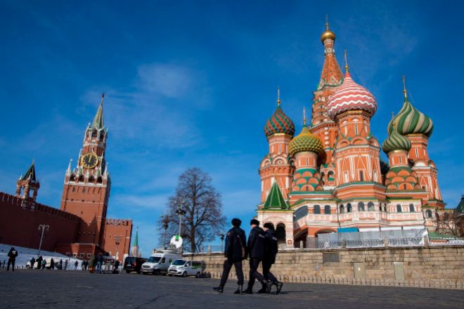 PLAZA ROJA DE lt;HIT gt;MOSCU lt;/HIT gt;. Police officers patrol Red Square, near the Kremlin, in Moscow, Russia, on Tuesday, Feb. 15, 2022. Russia announced the start of a pullback of some forces after drills that raised U.S. and European alarm about a possible military assault on Ukraine. Photographer: Andrey Rudakov/Bloomberg