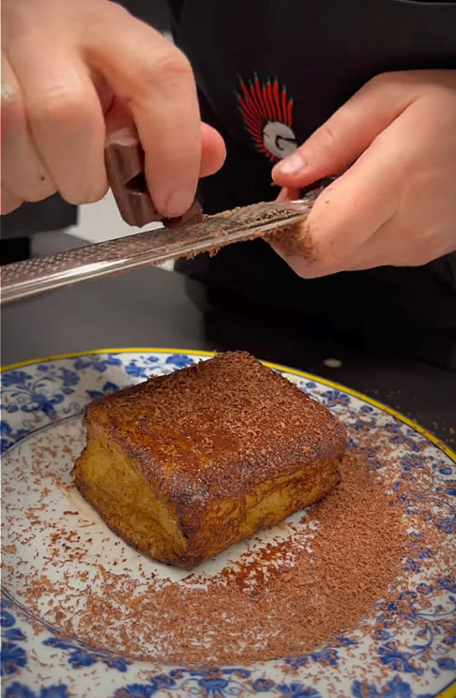 Para esta receta de torrijas es imprescindible rallar un poco de chocolate en su superficie.