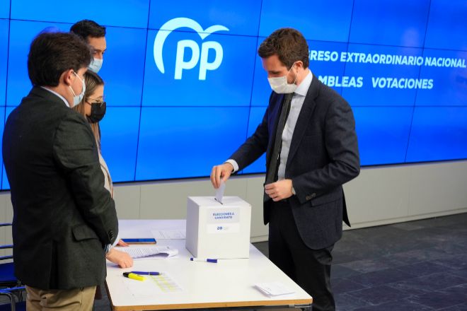 El todavía presidente del PP, Pablo Casado, inserta su papeleta en la urna para la elección de su sucesor en el cargo, este lunes en la sede central de este partido en Madrid.