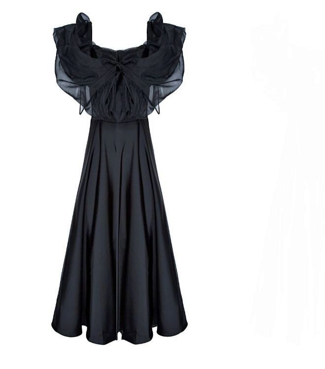 Vestido de satn negro. 225 euros.
