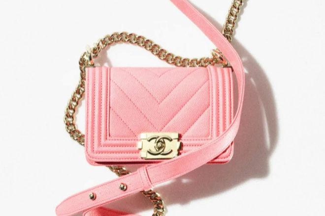 Bolso Le Boy de Chanel en color rosa, tendencia de Primavera/Verano 2022