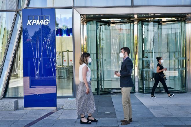 KPMG permitirá a sus empleados teletrabajar durante cuatro semanas al año desde cualquier parte de España, entre otras medidas.