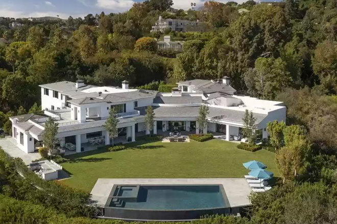 El nuevo refugio de Jennifer López y Ben Affleck se encuentra en una discreta parcela de casi 10.000 metros cuadrados rodeada de árboles con vistas al campo de golf del Bel Air Country Club y a la ciudad de Los Ángeles.