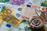 Billetes de euro con una brújula