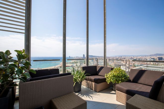 Vistas panorámicas del litoral barcelonés desde una vivienda de alquiler que comercializa Engel & Völkers.