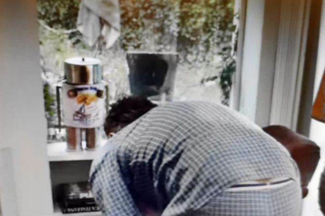 Fotograma de "El hilo imperceptible" de Netflix donde se ve la lata de Bonilla a la Vista.