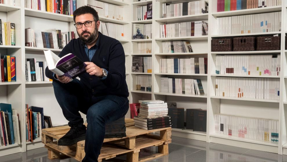Diego Moreno posa en las oficinas de Nrdica Libro sen el barrio de...
