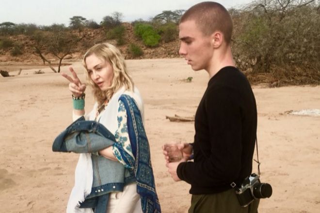 Madonna y su hijo Rocco durante un viaje a África.