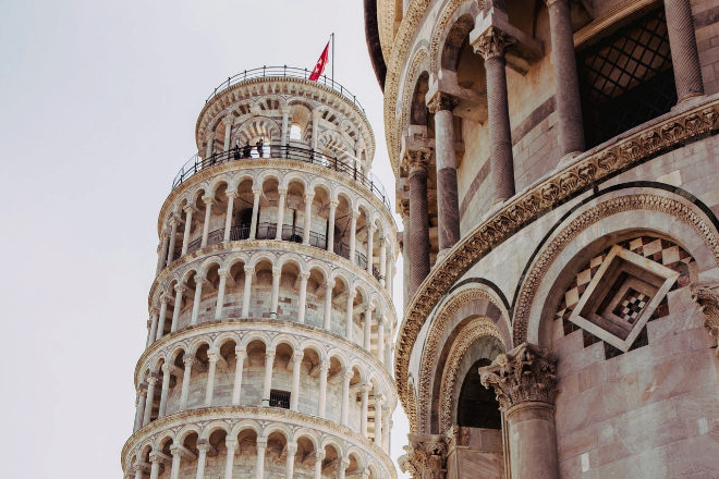 La torre de Pisa es el campanario de la catedral de dicha ciudad,...