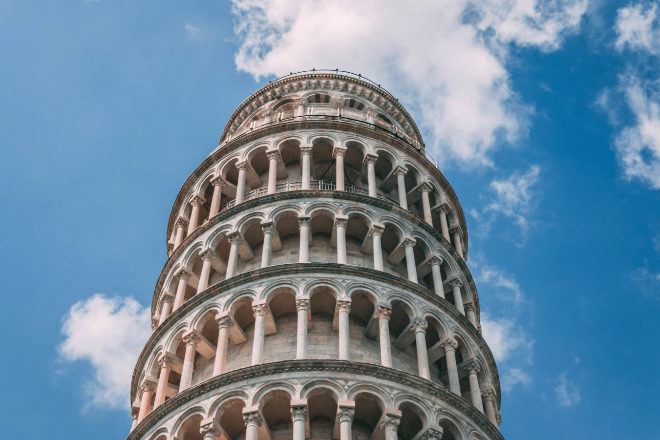 La torre de Pisa estuvo al borde del derrumbe en 1964, cuando la torre ya se había inclinado casi seis metros.