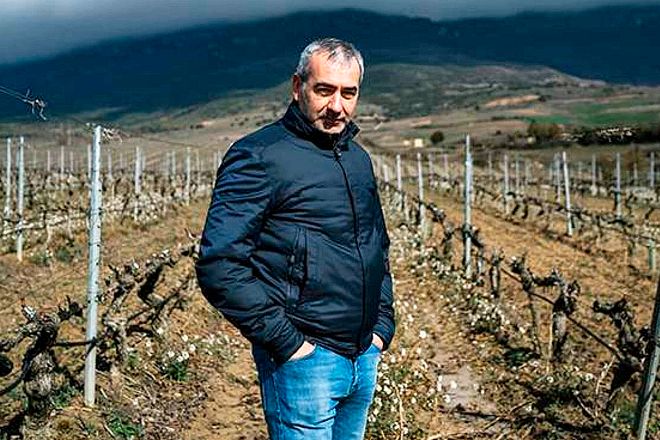 Carlos San Pedro presume de elaborar vinos sólo con uvas propias que obtiene de viñedos ubicados en el municipio de Laguardia (Álava).