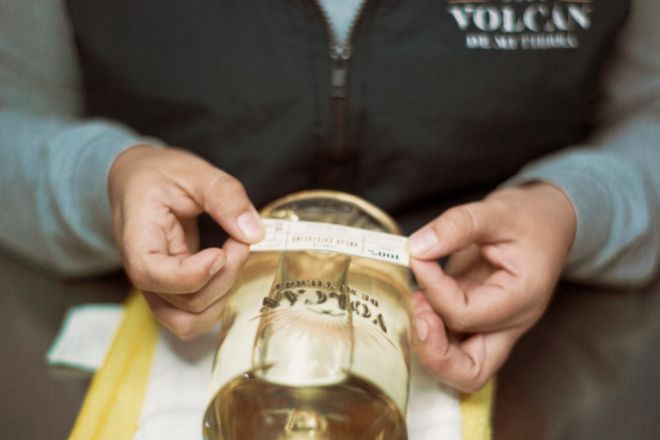 Cada botella del tequila premium Volcn de Mi Tierra se etiqueta a mano.