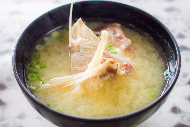 El miso es una pasta de soja u otros cereales, aderezada con sal marina fermentada con el hongo koji.