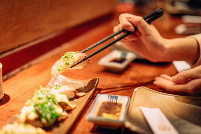El sushi, comida tradicional japonesa, está basado en arroz aderezado...