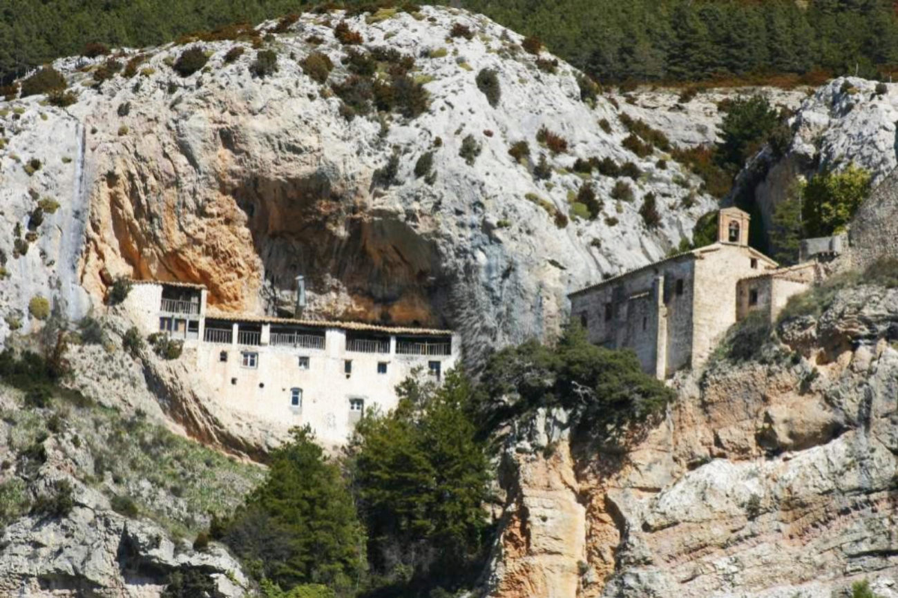 En la cara sur de la Sierra Caballera, esta ermita es un espectacular...