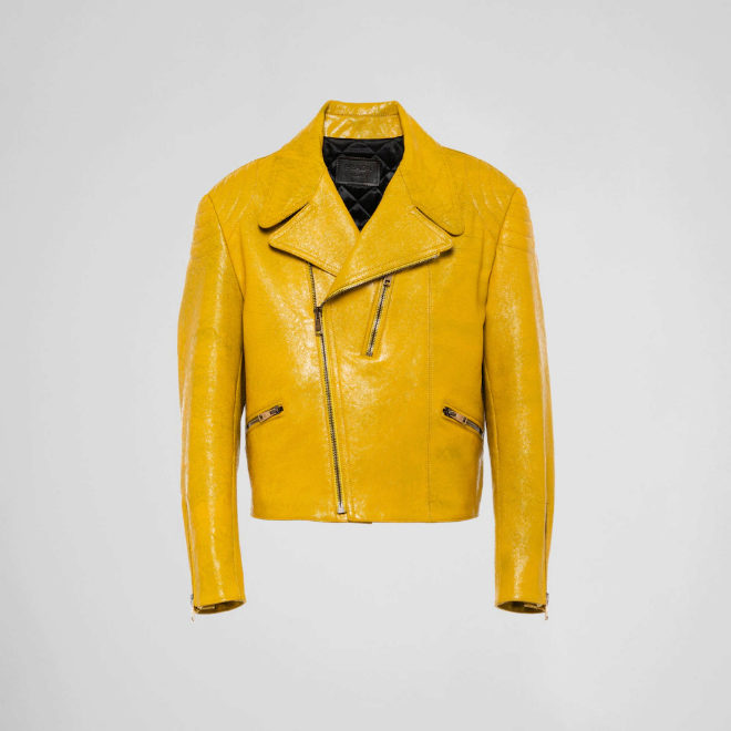 Esta chaqueta biker está elaborada con piel y teñida mediante un proceso artesanal muy cuidado.