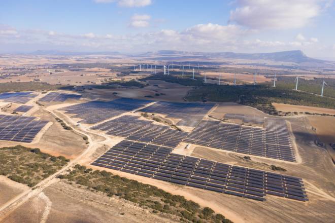 CAMPANARIO. El proyecto de Eiffage, a través de Eiffage Energía, del parque fotovoltaico está ubicado entre los términos de Bonete e Higueruela, en Albacete (Castilla-La Mancha). Contempla la construcción de cinco plantas contiguas de 50MWp cada una. La capacidad total será de 250 MWp. Alimentará a cerca de 122.000 hogares y evitará la emisión de 187.000 tn de CO2 a la atmósfera.
