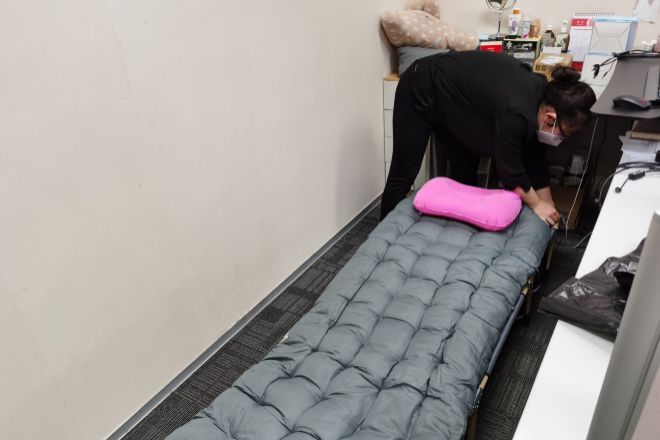 Una empleada prespara su 'cama' para dormir en las oficinas de HSBC Jintrust Fund Management Co.