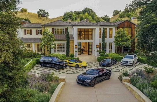 La casa cuenta con una superficie de 1.150 m2 situada en la exclusiva localidad de Hidden Hills, a unos 65 Km de Los Ángeles, donde viven otras celebridades como el rapero Drake, la cantante Miley Cyrus o el rockero Ozzy Osborne.