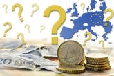 Signos de interrogación con monedas, billetes y el mapa de Europa
