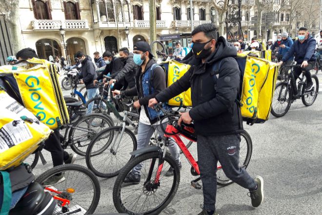 Protesta de repartidores de plataformas de reparto a domicilio contra la 'Ley Rider', el pasado 3 de marzo de 2021 en el Paseo de Gracia de Barcelona.