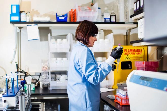 Una investigadora  trabaja en el las instalaciones de Moderna en Cambridge, Massachusetts, Estados Unidos, en una imagen de archivo de noviembre de 2017 en un tratamiento contra el cáncer basado en la misma molécula de la vacuna contra el Covid, el ARN mensajero (ARNm).