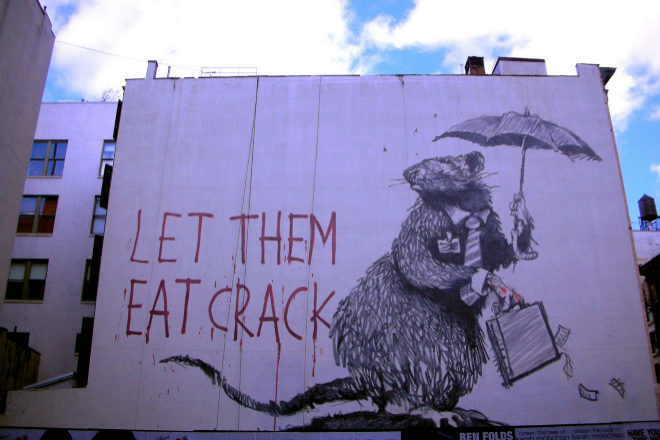 Let them eat crack, grafiti de Banksy realizado en una fachada en Nueva York.