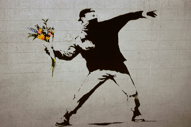 Soldier throwing flowers. Un grito por la paz en Palestina.
