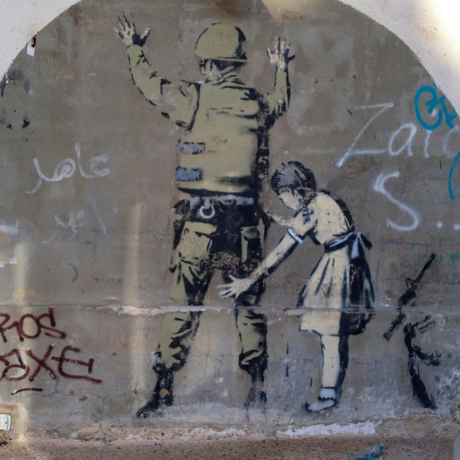 Stop and Search, otra obra del grafitero británico ubicada en Palestina.