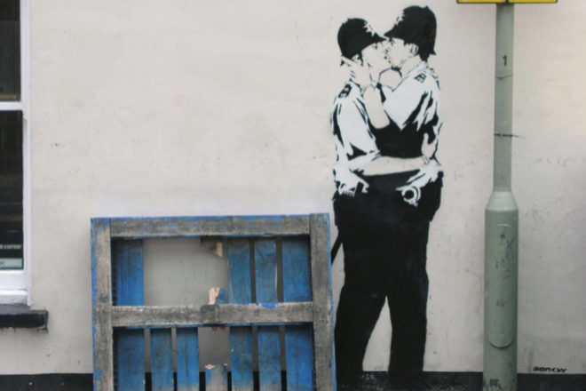 Kissing Coppers, obra creada por Banksy en 2005.