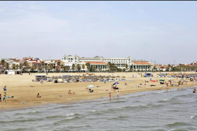 Playa de la Malvarrosa en Valencia, a 373 km de Madrid.
