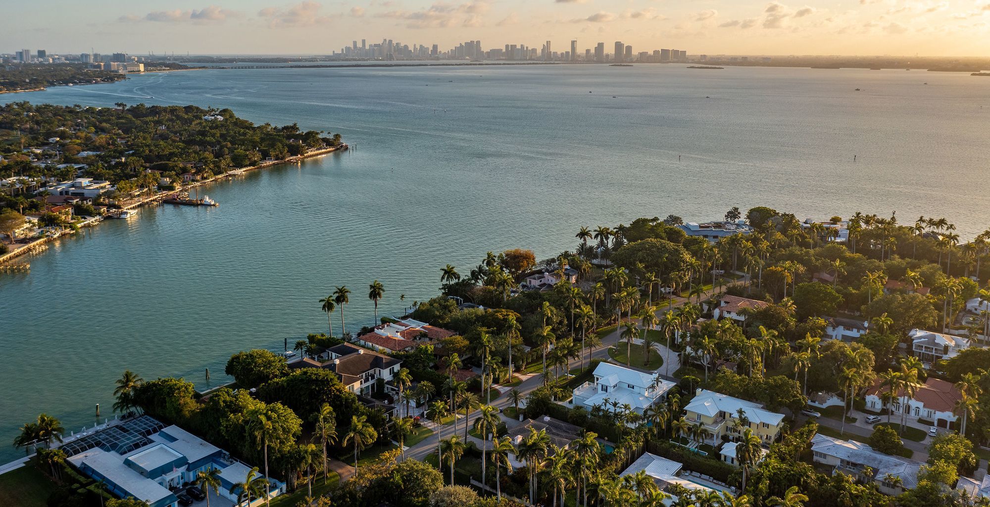 La exclusiva propiedad está ubicada en La Gorce Island conectada por un puente a Miami Beach con una vista de 182 metros abiertos frente al mar. Cada una de las tres construcciones cuentan con su propio muelle con capacidad para alojar un barco de grandes dimensiones.