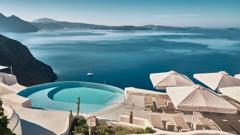 A pie del mar Egeo. El Hotel Mystique, en la isla griega de Santorini,...