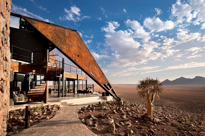 Entre dunas de arena roja. En pleno desierto de Namibia se levanta el andBeyond Sossusvlei Desert Lodge, 10 suites con terraza, piscina y una gran claraboya sobre la cama.