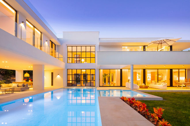 Villa Aire, en Nueva Andalucía (Marbella), rondaría los 4,7 millones de euros; entre ocho, unos 790.000 euros.