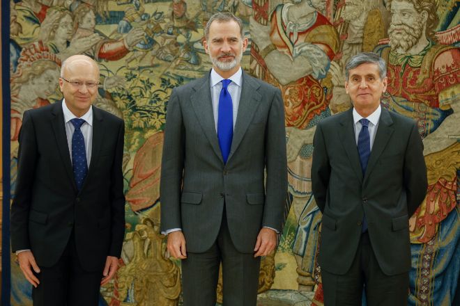 El rey Felipe VI posa con el presidente del Tribunal de Justicia de la Unión Europea, Koen Lenaerts, al a izquierda, y el presidente del Tribunal Constitucional, Pedro González-Trevijano durante una audiencia celebrada en el Palacio de la Zarzuela.