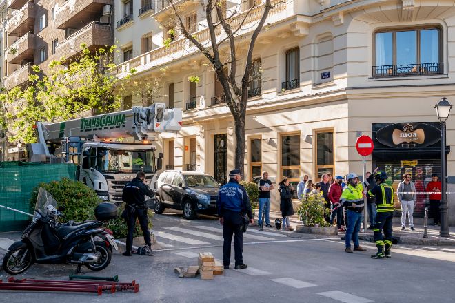 Los bomberos del Ayuntamiento de Madrid siguen trabajando en las inmediaciones de la vivienda del barrio Salamanca donde ayer hubo una explosión de gas.