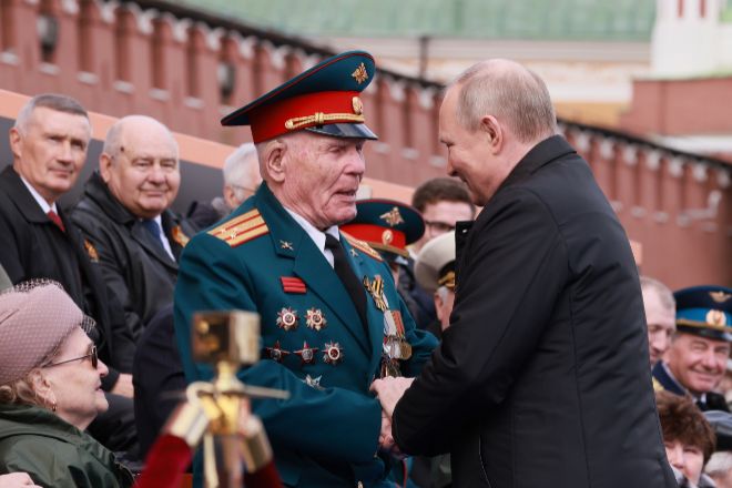 Vladimir Putin estrecha la mano de un militar veterano de la Segunda Guerra Mundial en la Plaza Roja de Moscú, hoy 9 de mayo, día en que se celebra cada año el llamado Día de la Victoria de Rusia sobre la Alemania nazi.