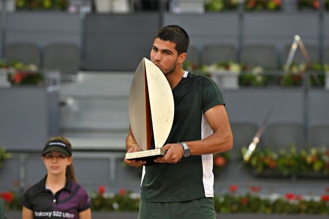 Carlos Alcaraz con el trofeo después de ganar el partido final individual masculino del torneo de tenis Mutua Madrid Open 2022 contra el alemán Alexander Zverev en la Caja Mágica de Madrid.