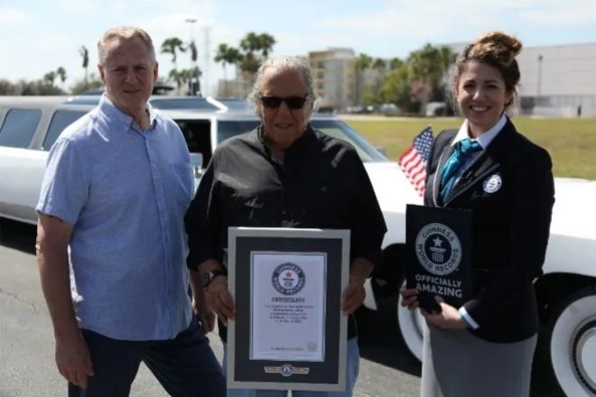 Michael Manning y Michael Dezer aceptando el certificado de Guinness World Records por el coche ms largo del mundo (Foto: Guinness World Records)