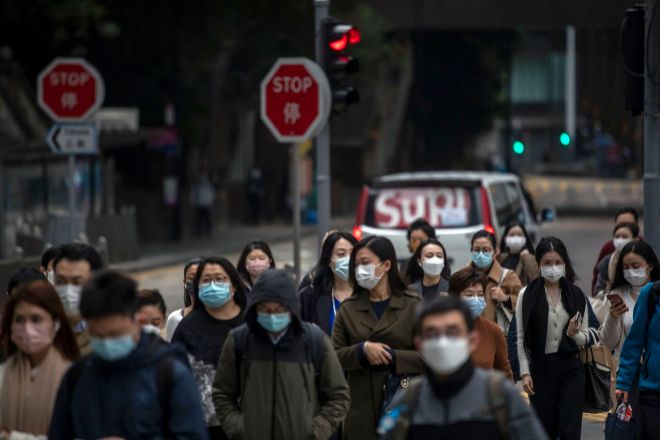 Peatones en Hong Kong, China, el pasado 15 de febrero, antes de que China retomara las restricciones estrictas impuestas y los confinamentos tras el resurgir de Ómicron en Shanghái y otras provincias de la China continental.