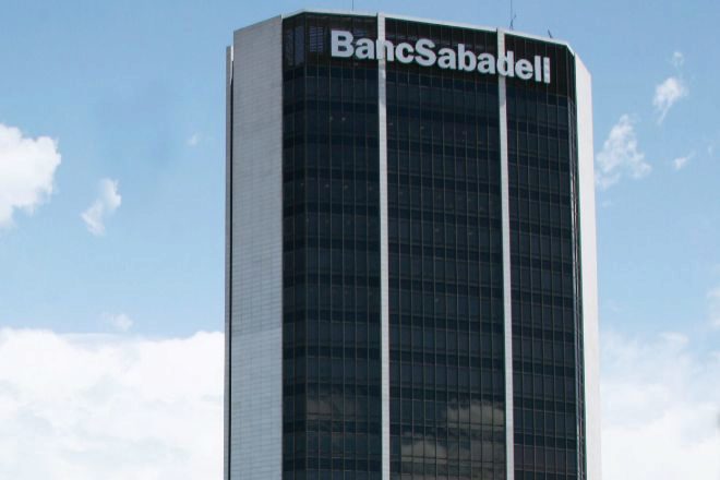 Sabadell vendió su torre de Barcelona, en Diagonal 407, a Hines por 90 millones.