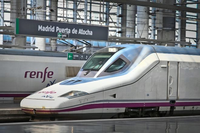 Trenes AVE de Renfe en la estación de Atocha.