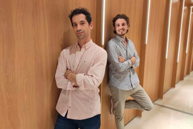 Iago Sanmartín y Sebastián Wornham, fundadores de Monkey Markets, firma lanzada en 2021 con sede en La Coruña.