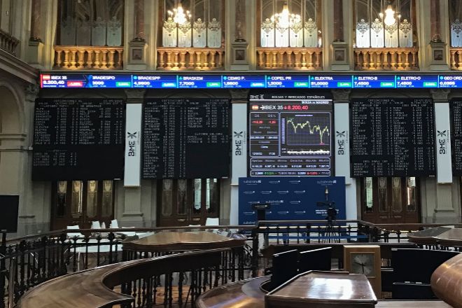 Ibex recupera el 8.300 gana un en una semana marcada por la volatilidad | Crónica de Bolsa
