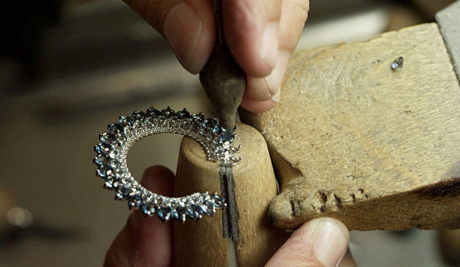 Tous. Nacida en un pequeño taller relojero de Manresa hace 100 años, hoy esta empresa familiar de joyería artesanal es icono mundial con más de 700 tiendas en 56 países.