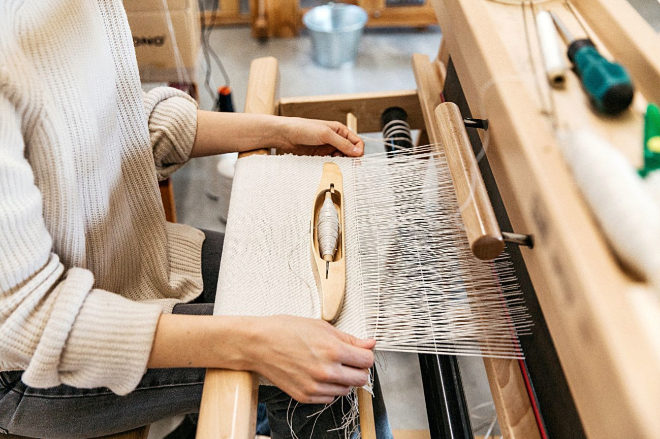 Abbatte Creaciones textiles de alta calidad realizadas por tejedores locales en su taller en la abadía cisterciense de Santa María de la Sierra (Segovia, siglo XIII).