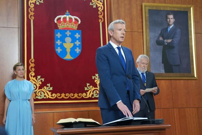 El hasta ahora vicepresidente primero de la Xunta de Galicia, Alfonso Rueda, durante su toma posesión como presidente, en el Parlamento de Galicia.