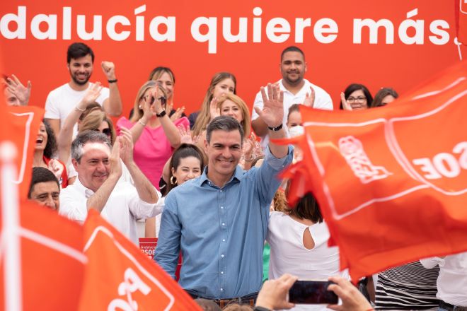 El secretario general del PSOE y presidente del Gobierno, Pedro Sánchez, y el secretario general del PSOE-A y candidato a la Presidencia de la Junta, Juan Espadas.