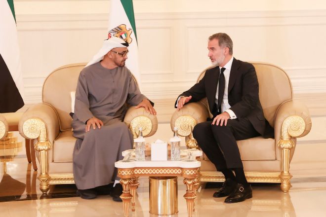 El Rey da el pésame al jeque Mohamed bin Zayed Al Nahyan durante su visita a Abu Dabi